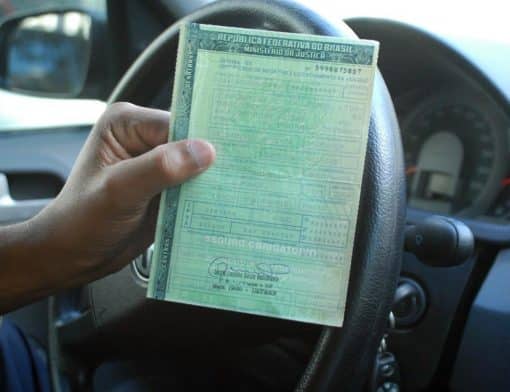 O que acontece com carro que está com IPVA atrasado? (Foto: Azul Seguros)