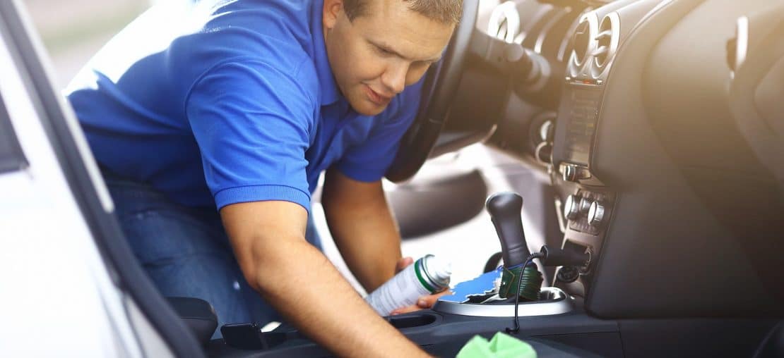 Vamos te mostrar o passo a passo para higienizar o carro em casa rapidinho e sem gastar muito!