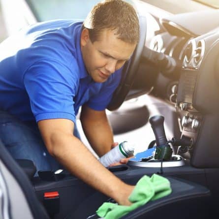 Vamos te mostrar o passo a passo para higienizar o carro em casa rapidinho e sem gastar muito!