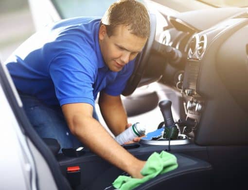 Vamos te mostrar o passo a passo para higienizar o carro em casa rapidinho e sem gastar muito!