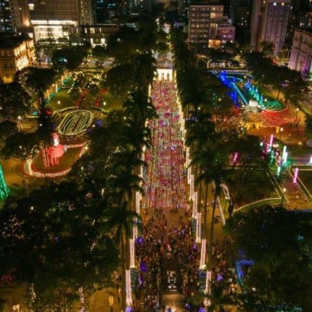Iluminação na Praça da Liberdade é uma das atrações do Natal em Minas Gerais.