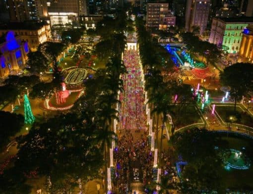 Iluminação na Praça da Liberdade é uma das atrações do Natal em Minas Gerais.