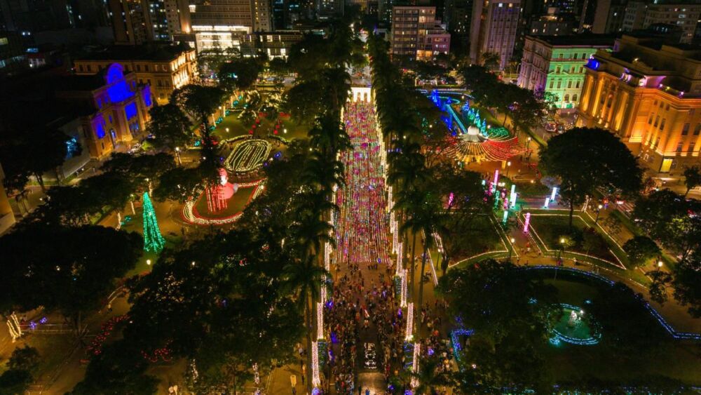 Iluminação na Praça da Liberdade é uma das atrações do Natal em Minas Gerais.