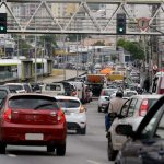 Carros e outros veículos devem pagar o IPVA 2026 MG. Foto: UOL