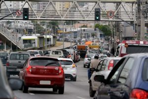 Carros e outros veículos devem pagar o IPVA 2026 MG. Foto: UOL