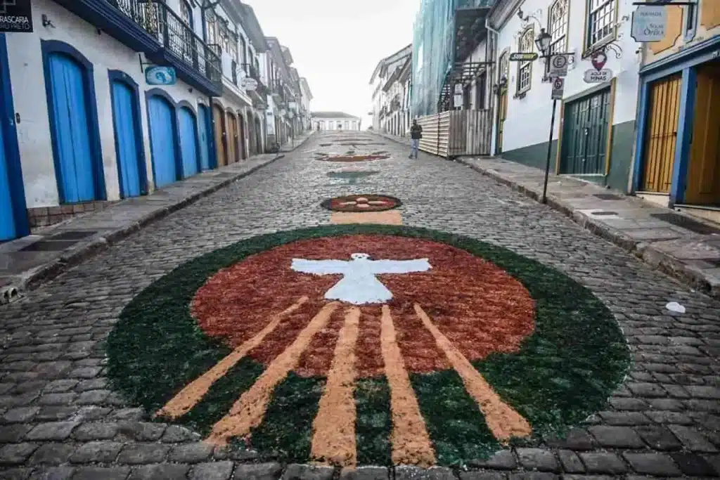 Tapetes de serragem colorem as ruas de Ouro Preto na Semana Santa. Foto: Reprodução/EM
