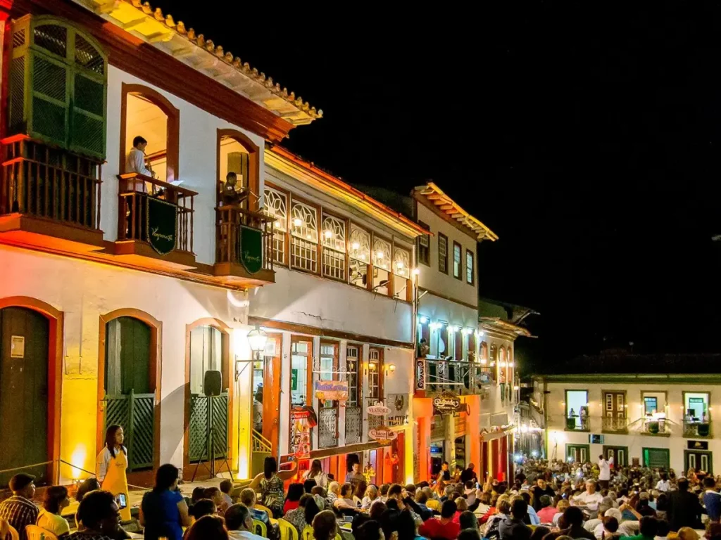 Público enche as ruas de Diamantina na Vesperata. Foto: Reprodução/Turismo e Viagens