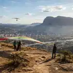 Voo livre em Governador Valadares é um exemplo de turismo de aventura em MG. Foto: Reprodução/Revista Oeste
