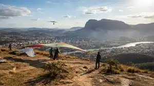 Voo livre em Governador Valadares é um exemplo de turismo de aventura em MG. Foto: Reprodução/Revista Oeste