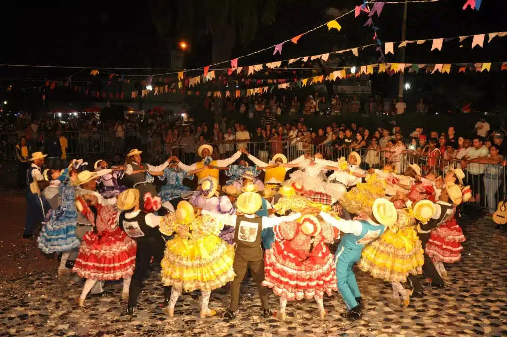 Elementos típicos nas festas juninas de Minas Gerais. Foto: Reprodução/Fashion Bubbles