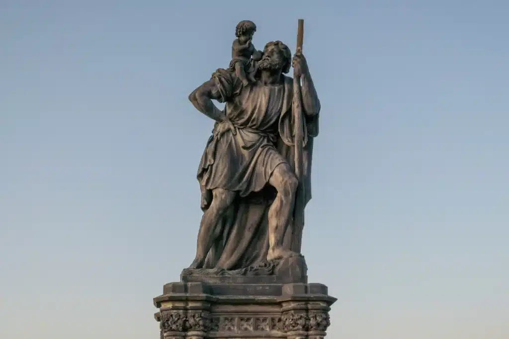 Estátua de São Cristóvão, o padroeiro dos motoristas, e origem do Dia dos Motoristas. Foto: Reprodução/Jornal Correio